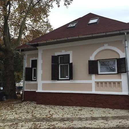 Smeraldo Kastely Szallo Maison d'hôtes *
